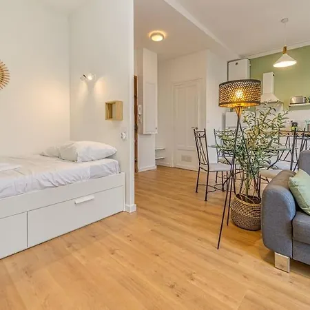 Entre Gare Et Centre-ville: Lit Double, Wifi Apartment *