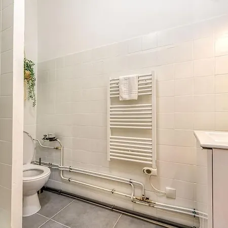 Entre Gare Et Centre-ville: Lit Double, Wifi Apartment